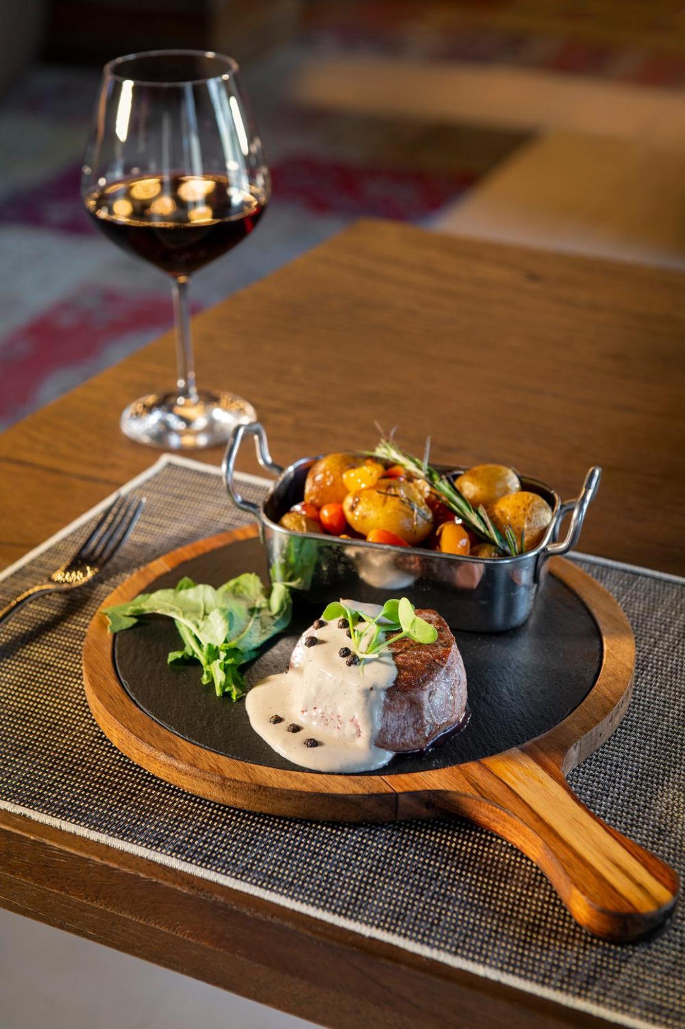 Lopesan Costa Bavaro Resort, Spa & Casino Punta Cana Buitenkant foto A steak and vegetables
